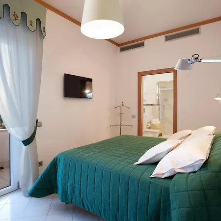 - Daniela Сорренто