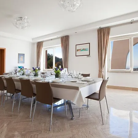 - Daniela Вілла *